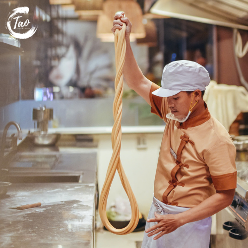 Tháo tác đạp, xoắn tạo nên sợi mì tươi